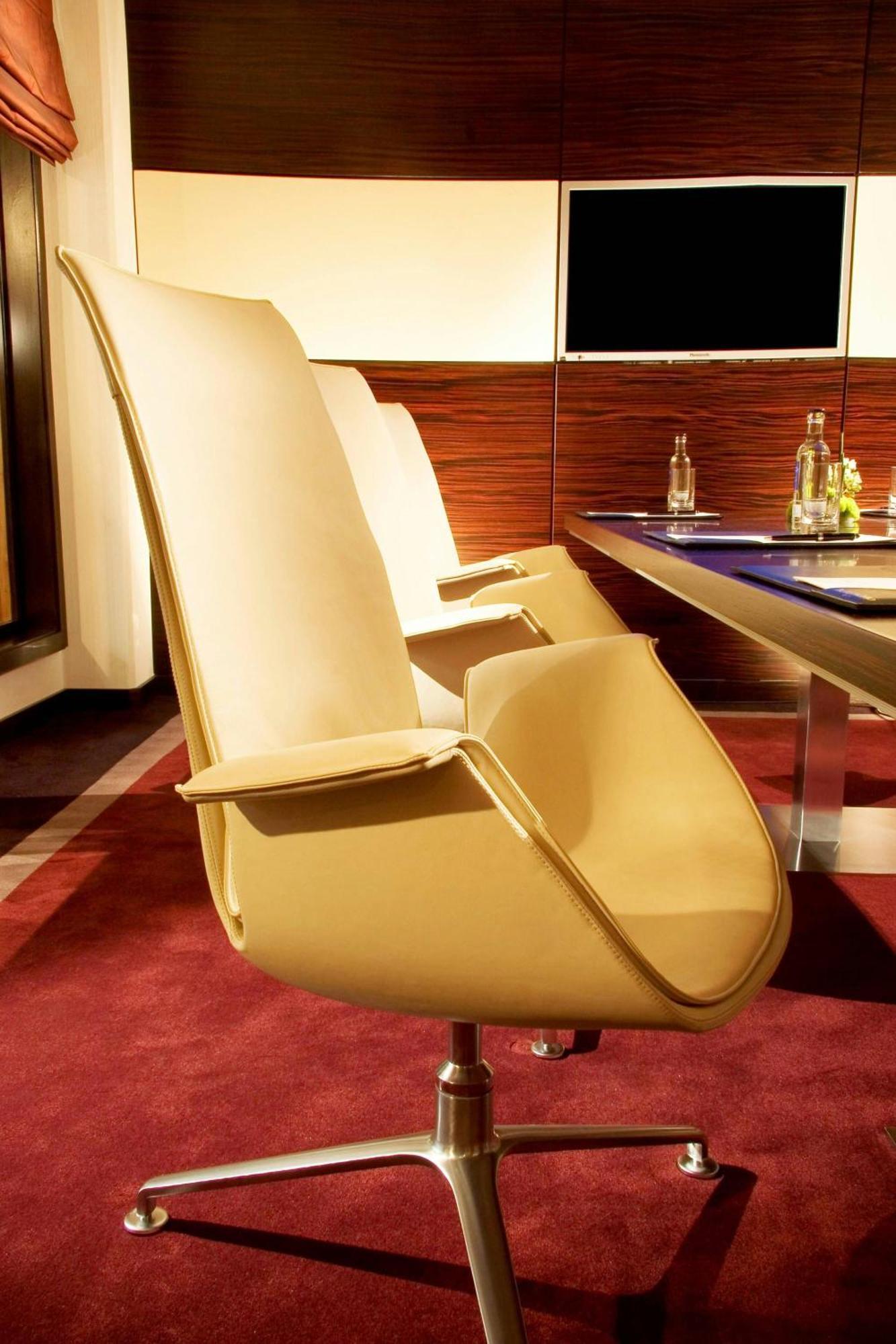 Отель The Westin Grand Берлин Экстерьер фото The "Skyline" chair